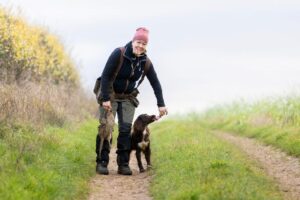 Lena och hennes hund under träning utomhus.
